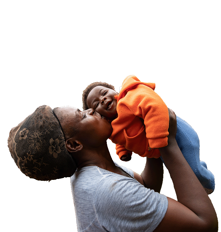 heureuse-mere-africaine-embrasse-sa-fille-nouveau-nee